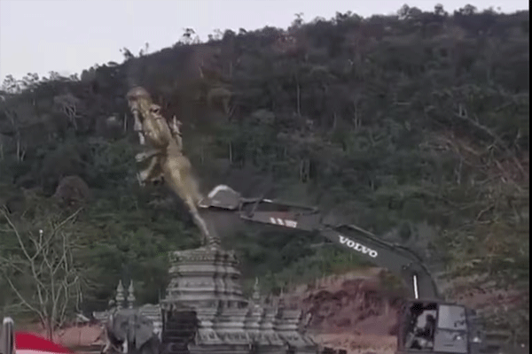 statue-of-lord-vishnu-in-cambodia