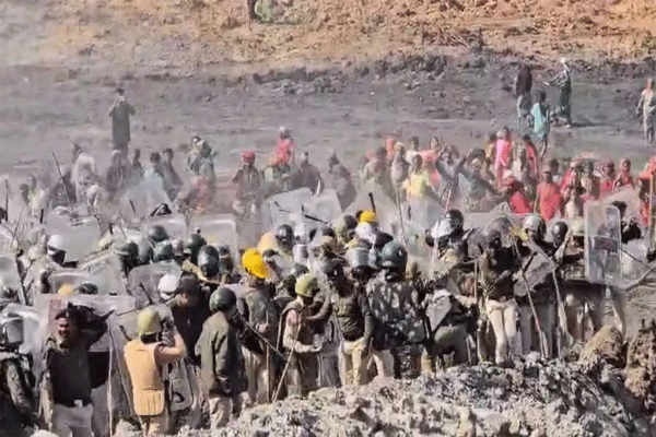 clash-between-police-and-villagers-in-ambikapur