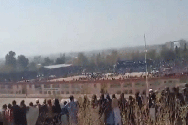 afghanistan-boy-hangs-young-man