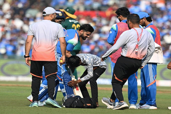 raipur-fan-goes-up-to-virat