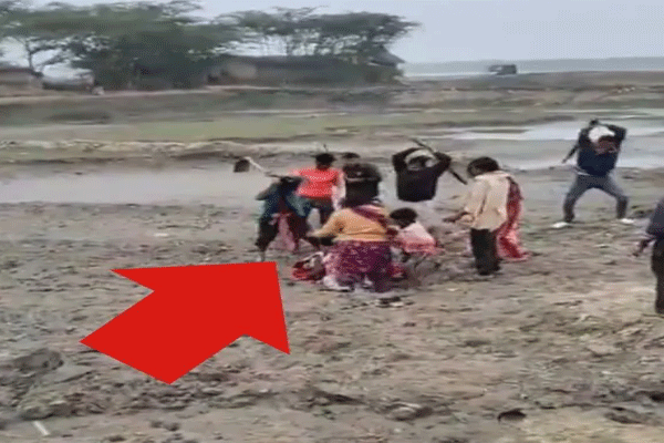women-attacked-with-sticks-in-bengal