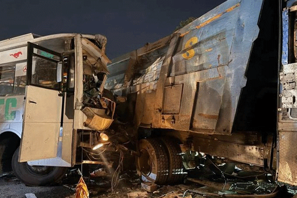 amritsar-collision-between-dumper-and-bus