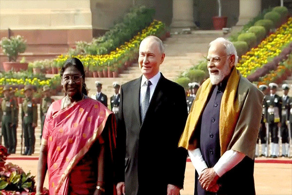 putin-receives-guard-of-honour