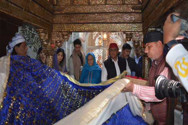 akhilesh-offers-chadar-at-salim-chishti-dargah