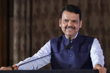 फडणवीसांची आश्वासक वर्षपूर्ती