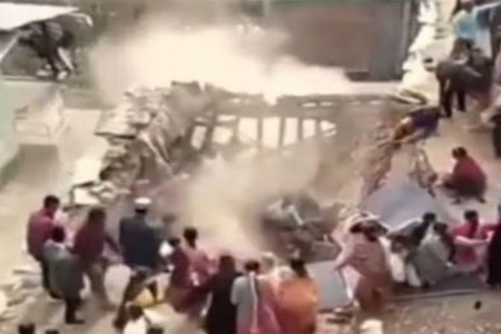 मोठी दुर्घटना! अचानक कोसळले घर; २५ महिला जखमी