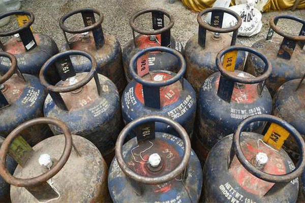 व्यावसायिक गॅस सिलिंडर महागला