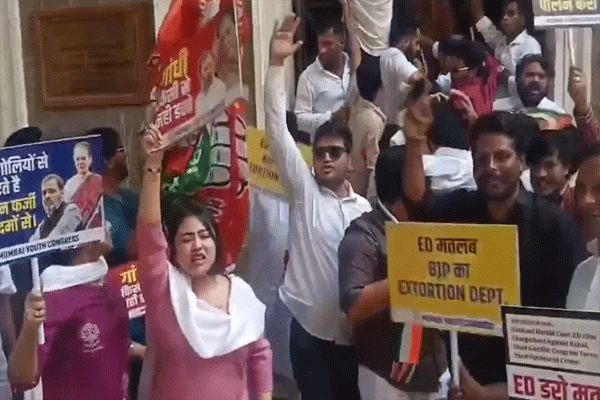 सुट्टीच्या दिवशी बंद ईडी कार्यालयासमोर काँग्रेसचे निदर्शने