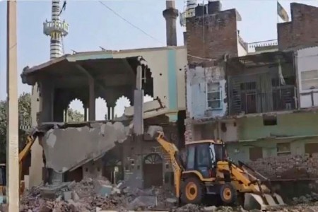 उत्तर प्रदेशातील ३५० हून अधिक मशिदी आणि मदरशांवर चालला बुलडोझर