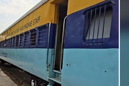 बाहेरून ट्रेनचा डबा, आत वेगळे दृश्य