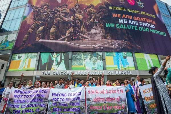 IPL 2025 : BCCI च्या 'या' निर्णयावर चाहते संतापले, निषेध सुरू!VIDEO