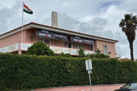 पोर्तुगालमधील भारतीय दूतावासाबाहेर पाकिस्तानचा निषेध