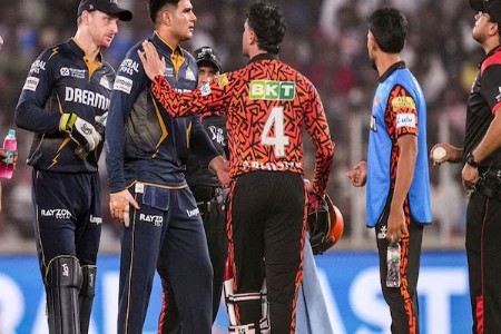 भर मैदानात शुभमनला शांत करताना दिसला अभिषेक! व्हिडीओ