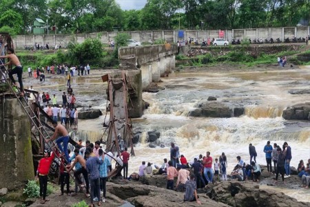 पुण्यातील इंद्रायणी नदीवरील पूल कोसळला, १० ते १५ जण बुडाल्याची माहिती, VIDEO
