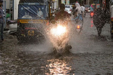 महाराष्ट्रातील अनेक जिल्ह्यांमध्ये मुसळधार पावसाचा इशारा