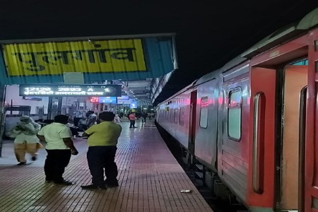 मुंबईला जाणाऱ्या विदर्भ एक्सप्रेस पुलगावात फेल