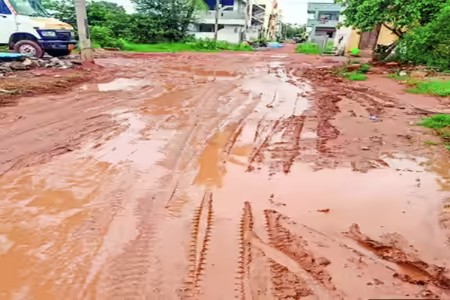आसोलेनगराचा चिखलातून प्रवास