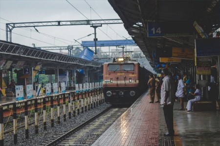 ‘आईला फुलांनी का सजविले, पांढऱ्या कापडात का गुंडाळले!‌’
