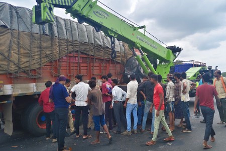 क्रेनची टमाटे घेऊन जाणाऱ्या ट्रकला धडक