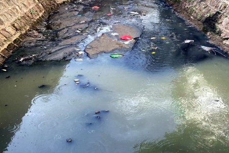 80 लाखाचे काम सुरूच, तरीही नाले तुबंलेले!