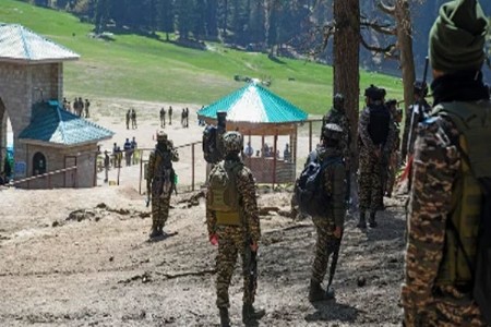 लष्करी वाहनावर कोसळला दगड, दोन लष्करी अधिकारी शहीद