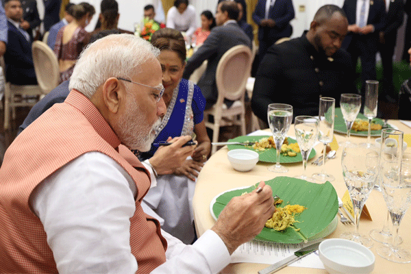 पंतप्रधान नरेंद्र मोदींचे 'सोहारी पानावरील' जेवण चर्चेत