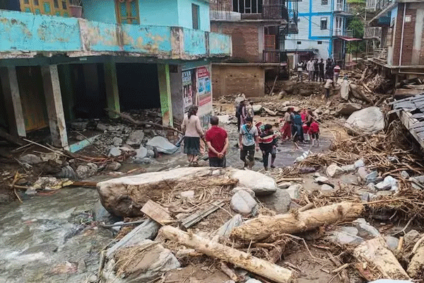 सतर्कतेचा इशारा! हिमाचलमध्ये ढगफुटीमुळे ७२ जणांचा मृत्यू