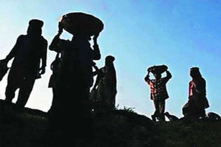 मजुरांची मनधरणी करण्याची वेळ