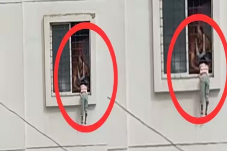 VIDEO: चार वर्षांच्या मुलीला घरात कोंडून ठेवणे पडले महागात!