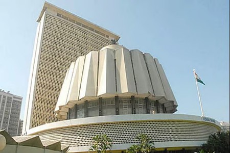 मंत्रालयातील 50 पदांवरील घुसखोरी विधानसभेत गाजली