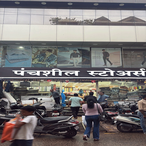 वर्धेत पंचशीलमधून साड्या, शेरवाणीसह १५ लाख लंपास