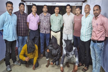 खंडाळा घाटात दगडाखाली पुरलेल्या मृतदेहाच्या खुनाचा चार तासांत उलगडा