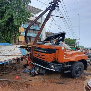 ट्रक चेसीसने चिरडले; एक ठार, चौघे जखमी
