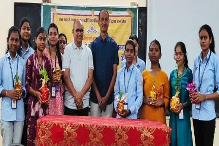 अणे महिला महाविद्यालयात ‘तुळस लावा : तुळस जगवा’
