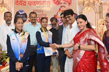मुख्यमंत्री देवेंद्र फडणवीस यांच्या वाढदिवसानिमित्त गुणवंत विद्यार्थ्यांचा सत्कार
