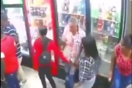 पत्नीसमोर घडला धक्कादायक प्रकार... त्या तरुणीने केले अश्लील चाळे, VIDEO