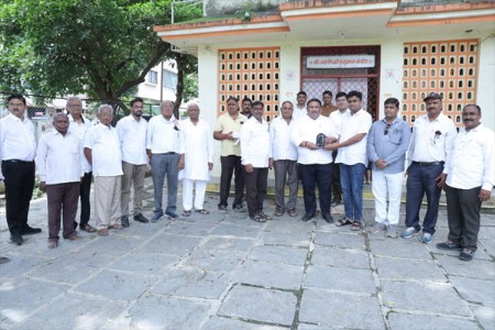 पालकमंत्री आकाश फुंडकर यांच्या हस्ते तुळस रोपण