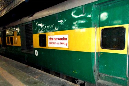 गरीब रथ एक्सप्रेसला मलकापूर रेल्वे स्थानकावर थांबा