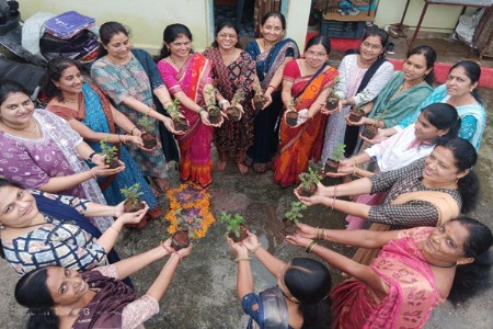 श्रीगणेश मंदिर दारव्हा येथे तुळस वितरण