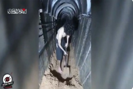 हमासची क्रूरता!...आणि तो खोदायला लागला स्वतःचीच कब्र! VIDEO