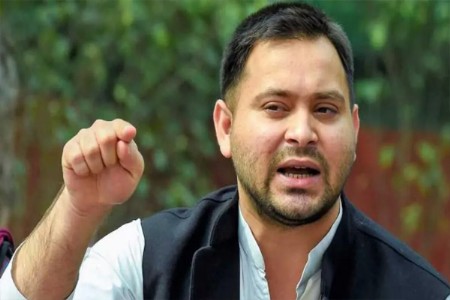 तेजस्वी यादवच्या अडचणीत भर, निवडणूक आयोगाची कारवाई!