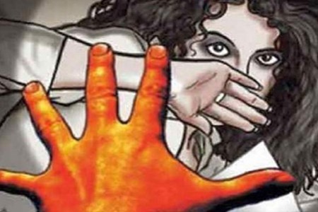 वनरक्षकाने केला युवतीवर वनातच अत्याचार