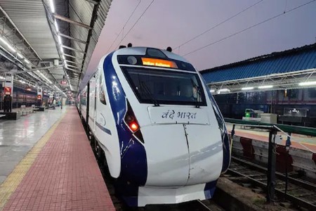 अजनी -पुणे वंदे भारतचा प्रवाशांकडून स्वागत