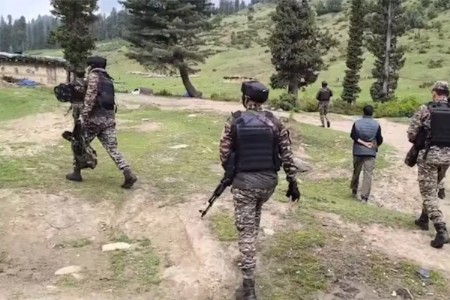 कुलगाम चकमकीत २ जवान शहीद,तीन दहशतवादीही ठार
