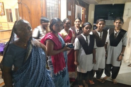 शहर-ग्रामीण भाग पाण्यात, रस्ते बंद; शालेय मुलींना पुरातून सुरक्षित काढले बाहेर!