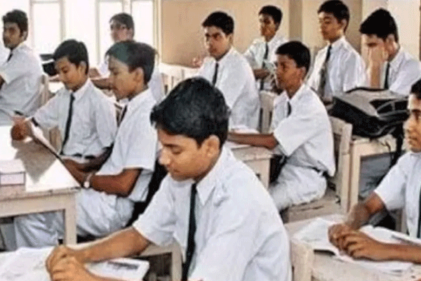टीचर कहती हैं 'आमीन' बोलो...