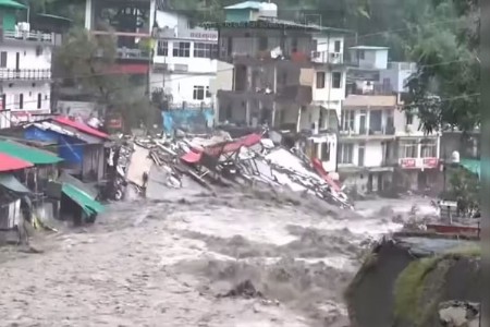 देहरादूनमध्ये ढगफुटीचा कहर; दुकाने वाहून गेली, अनेक जण बेपत्ता; बघा VIDEO