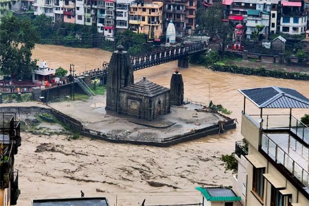 मंडी जिल्ह्यात महापूराचा तडाखा, धरमपूरमध्ये वाहने व दुकाने बुडाली