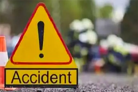 आपली बसच्या चालकाने दुचाकीस्वारांना फरफटले