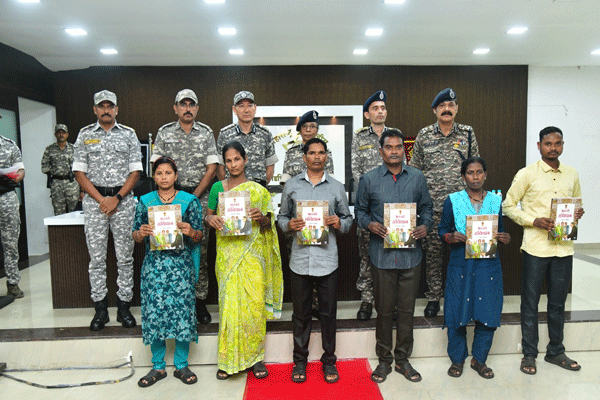 Maoist surrender Gadchiroli